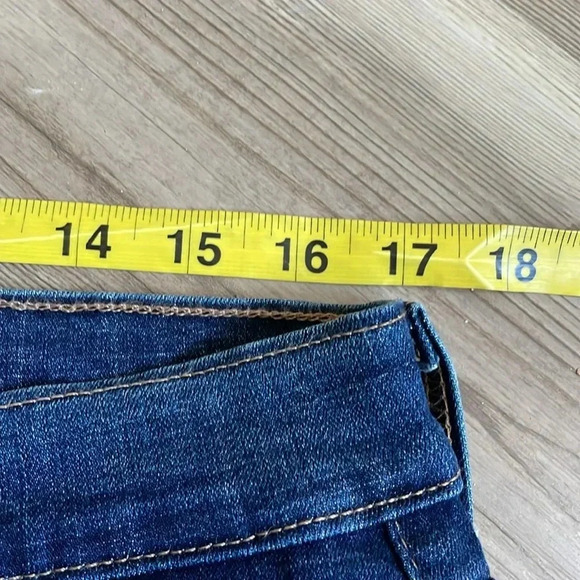 Levi’s mid length shorts Womens size 32 Medium wash Cuffed Denim - Picture 6 of 13